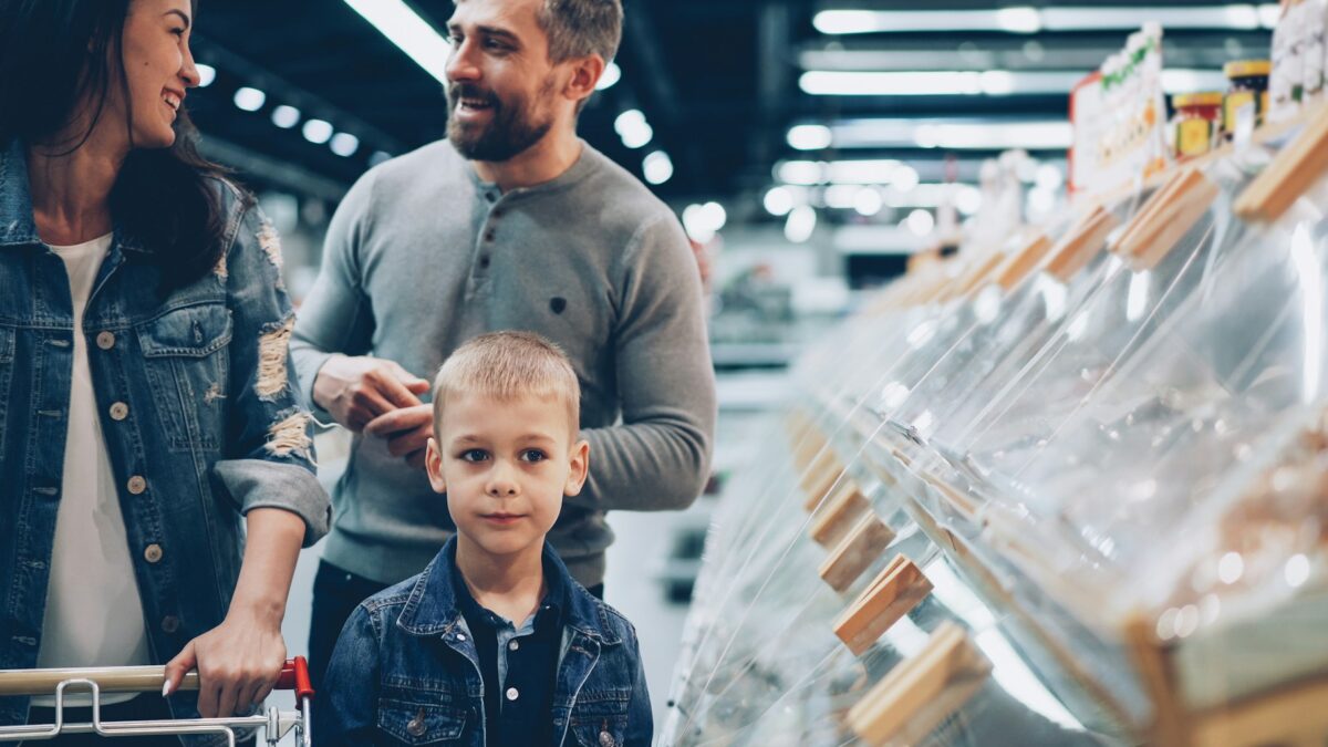 family grocery shopping bills
