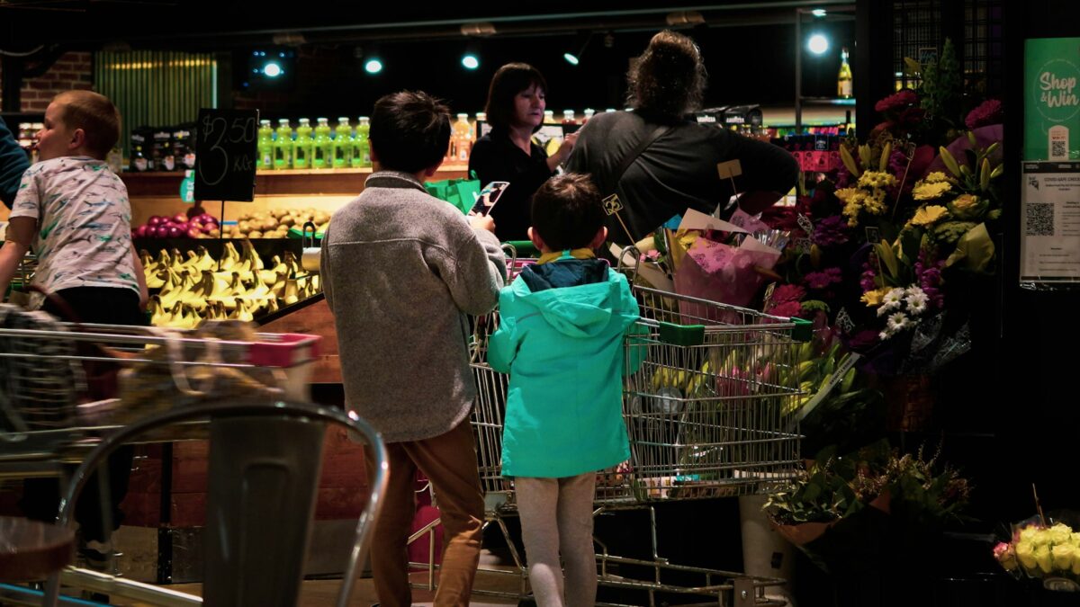 family grocery shopping inflation