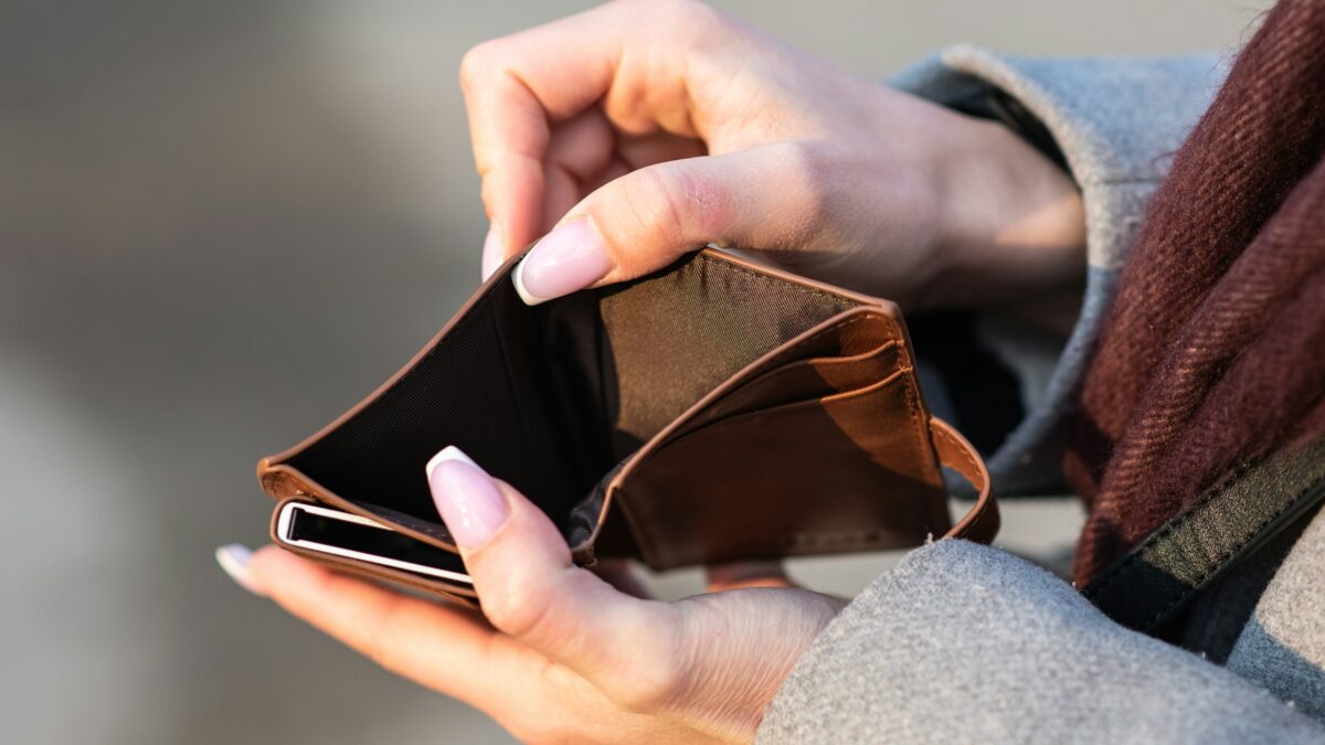 wallet money inflation shopping